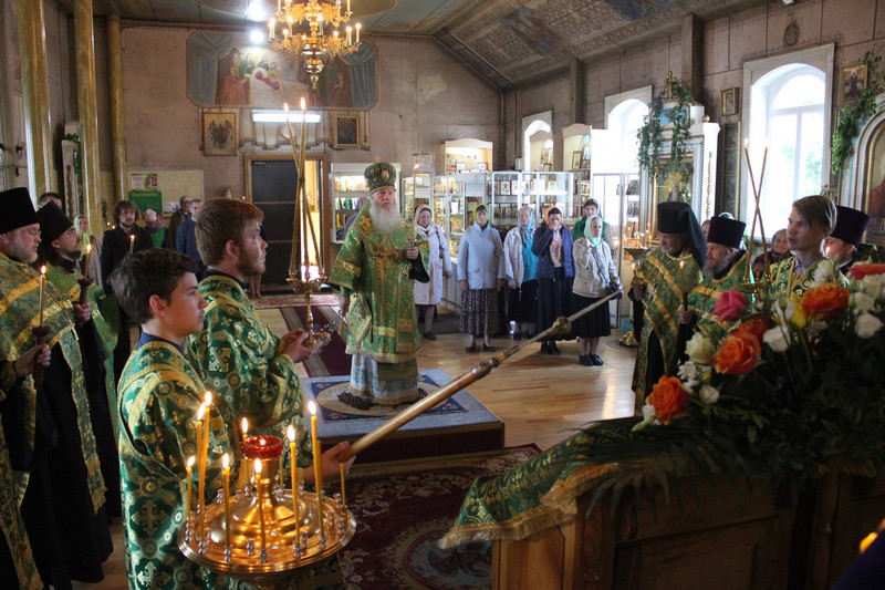 17 июня Свято-Духовский храм Архиерейского подворья в поселке Смолино г. Кургана отметил престольный праздник