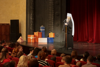 Митрополит Даниил поздравил зрителей драмтеатра с Рождеством Христовым