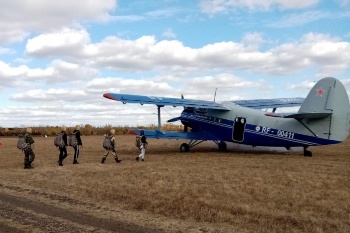 Первый прыжок с парашютом совершили курганские воспитанники военно-патриотического клуба