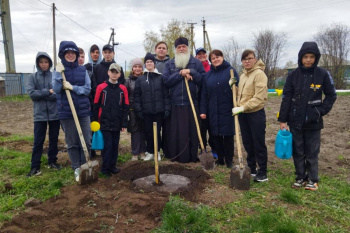 В Зауралье сельский священник помог школьникам разбить яблоневый сад