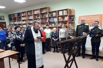Посетители библиотеки имени Короленко приложились к иконе святой Матроны с частицей её мощей