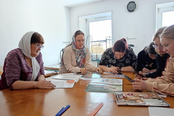 В Зауралье на сельском приходе восьмиклассников учат швейному делу