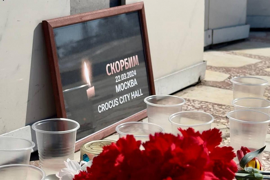 В Кургане активисты СПЖ возложили цветы в память о жертвах теракта