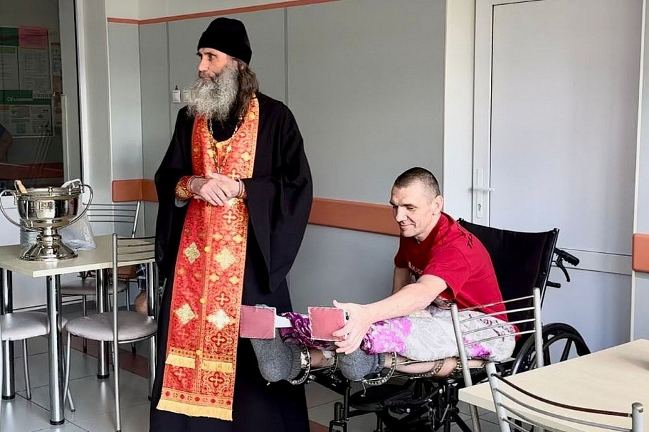 Зауральский священник поздравил с Пасхой бойцов СВО в курганском центре Илизарова