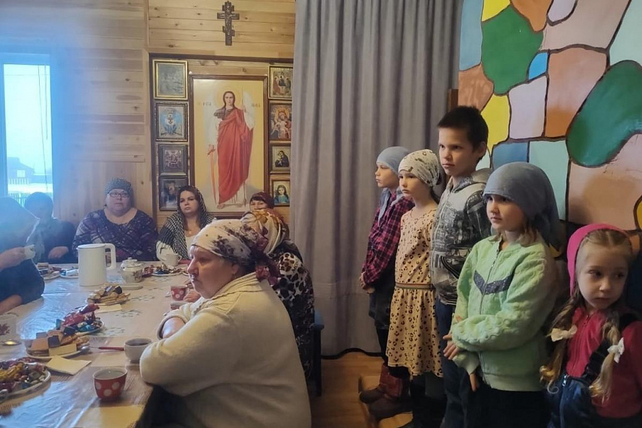 В храме Казанской иконы Божией Матери села Большое Раково поздравили матерей и жён участников СВО