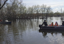В Зауралье мобильный центр гуманитарной помощи» добрался до пострадавших от наводнения на моторной лодке
