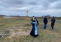 Зауральские священники  совершили чин освящения поклонного креста, установленного по инициативе местного фермера