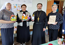 В Петухово священник  возглавил жюри конкурса «Пасхальный сувенир»