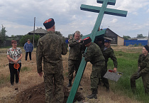 В Зауралье священники освятили установленный казаками поклонный крест