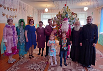 Братия Казанского Чимеевского монастыря вручили детям новогодние подарки