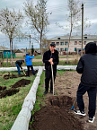 В Зауралье сельский священник помог школьникам разбить яблоневый сад