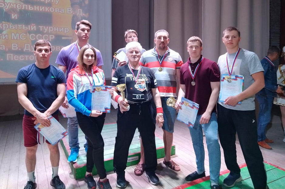 В Зауралье казаки приняли участие в турнире по гиревому спорту