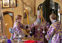В первый день Успенского поста митрополит Даниил совершил Литургию и освятил мёд в Александро-Невском соборе