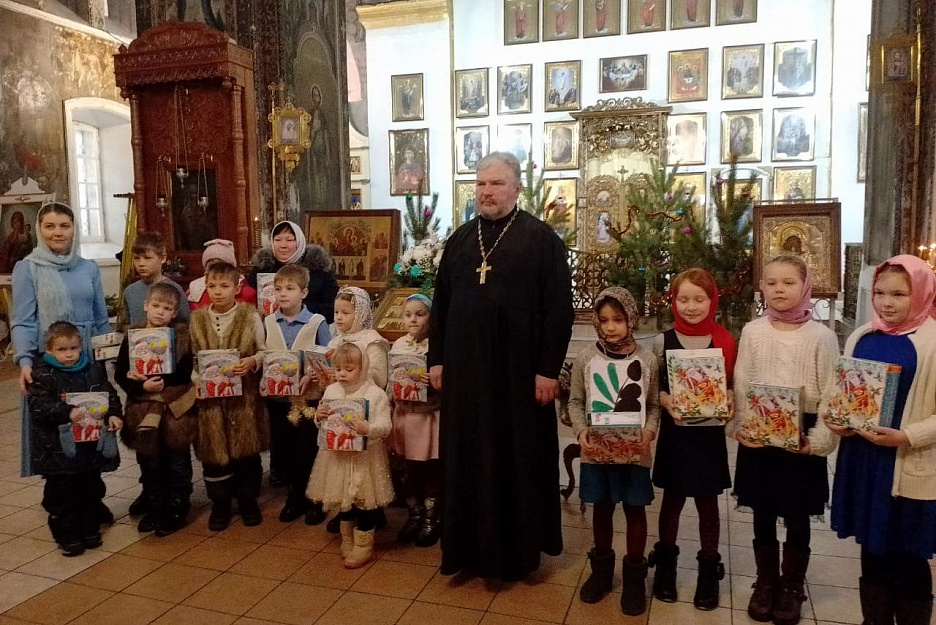 Настоятель Введенского храма поздравил воспитанников  воскресной школы