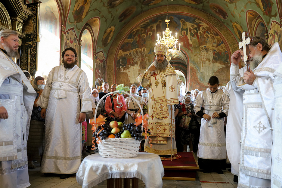 Митрополит Даниил в праздник Преображения Господня освятил плоды в Александро-Невском соборе 