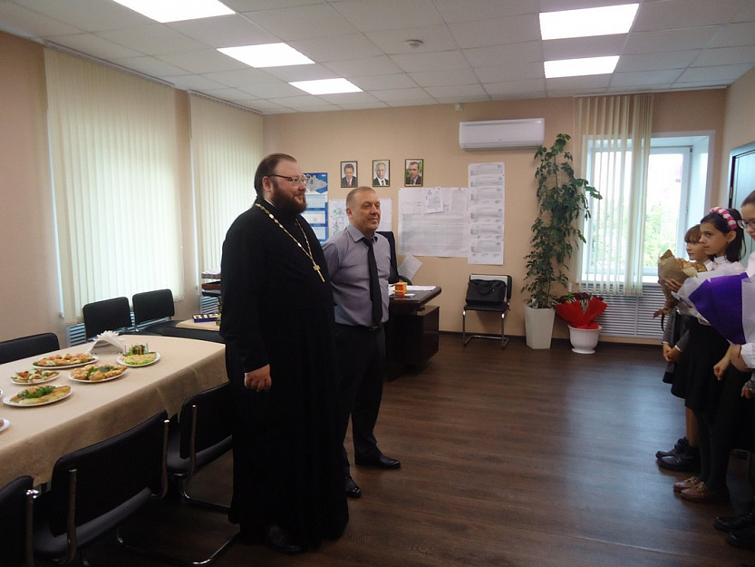 Воспитанники воскресной школы "Покров" поздравили приходского благотворителя с днем рождения