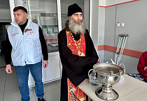 Зауральский священник поздравил с Пасхой бойцов СВО в курганском центре Илизарова