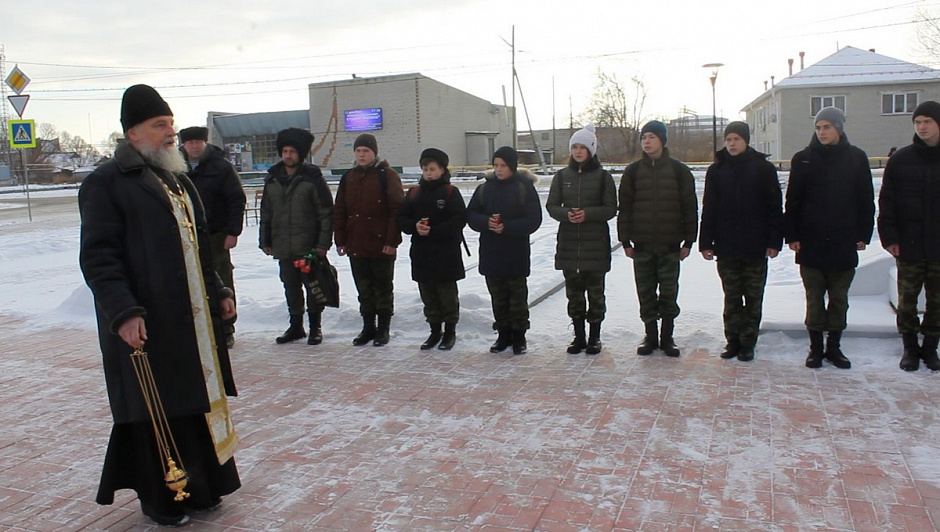 В Варгашах священник и юные казаки отметили День Неизвестного солдата