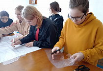 В Зауралье на сельском приходе восьмиклассников учат швейному делу