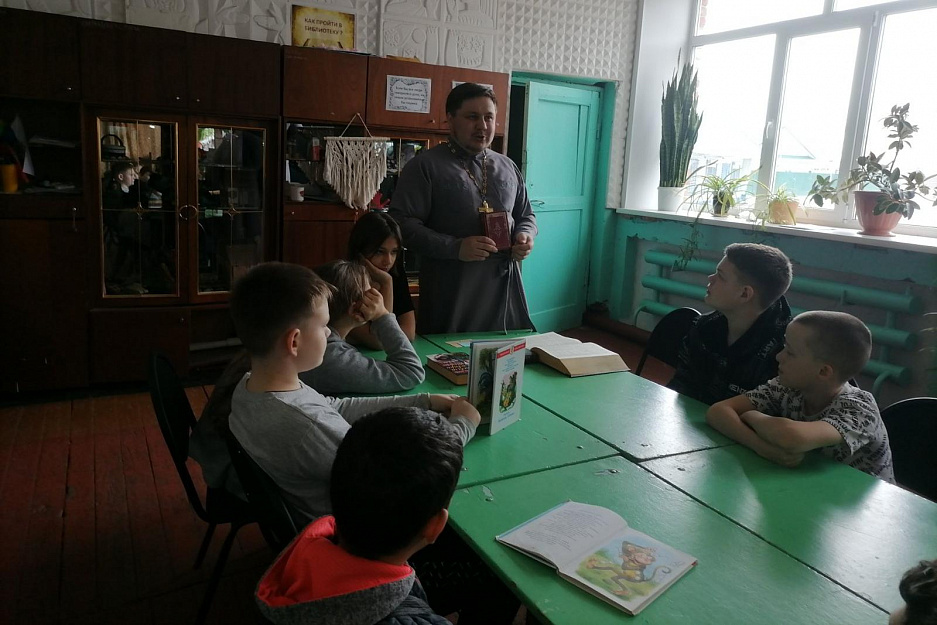 Зауральский священник встретился со школьниками села Каширино