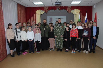 В Лебяжье священник – участник СВО побывал в школе-интернате