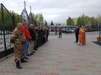 Курганский священник благословил добровольцев, отправляющихся на Украину