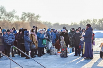 В Зауралье священник и его семья окунулись в крещенскую купель