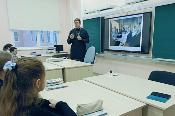 В Кетово настоятель храма провёл урок в школе