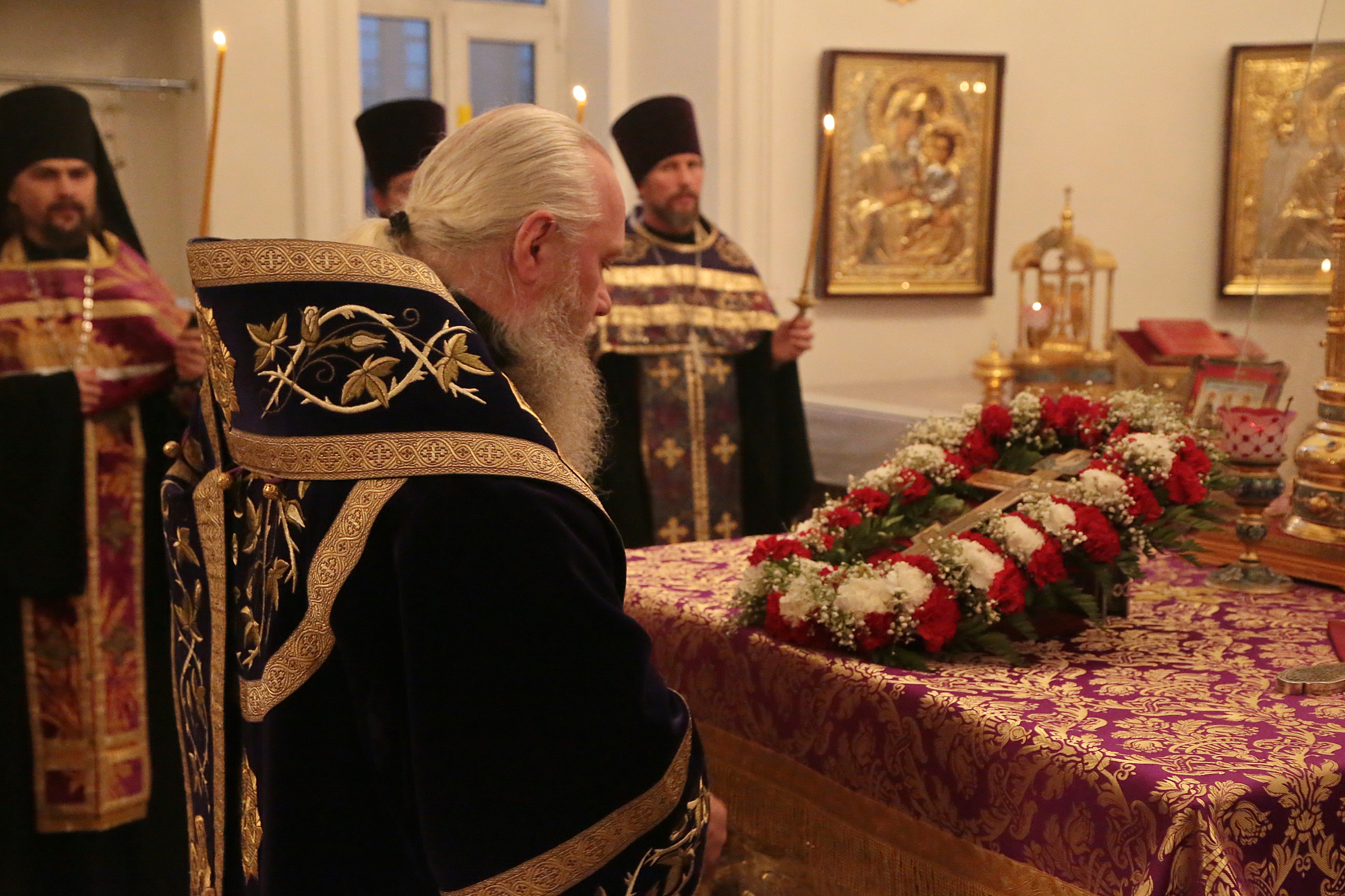 В великий двунадесятный праздник Всемирного Воздвижения Честных Древ Честного и Животворящего Креста Господня митрополит Курганский и Белозерский Иосиф совершил праздничные богослужения