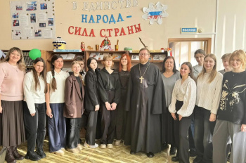 В Кургане клирик Рождественского храма провел в библиотеке беседу со старшеклассниками