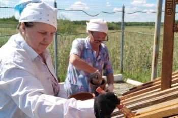 В Петухово прихожане покрасили поклонный крест на границе с Казахстаном