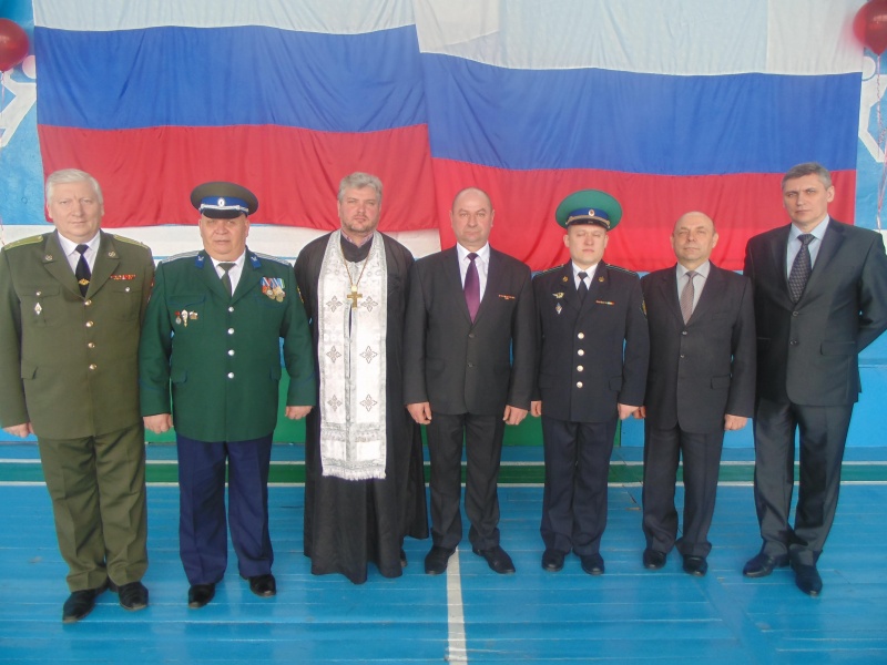 В преддверии Дня защитника Отечества настоятель храма в честь Семистрельной иконы Божией Матери райцентра Лебяжье поздравил учащихся колледжа с посвящением в кадеты