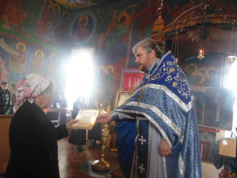 В праздник Благовещения Пресвятой Богородицы настоятель храма в честь Семистрельной иконы Божией Матери райцентра Лебяжье наградил прихожан храма приходскими Грамотами и Благодарственными письмами