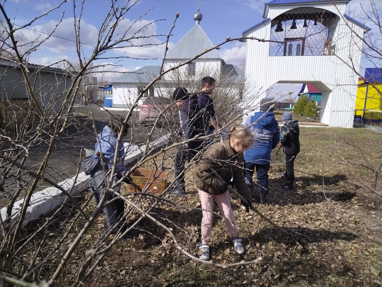 В Макушино подростки помогли очистить прихрамовую территорию | 14.04.2023 |  Курган - БезФормата