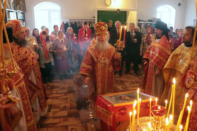 В понедельник Светлой седмицы, митрополит Курганский и Белозерский Иосиф совершил архипастырский визит в храм во имя святого великомученика и целителя Пантелеимона райцентра поселка Кетово