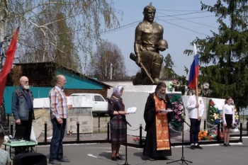 Настоятель Просветского храма поздравил участником митинга с Днём Победы