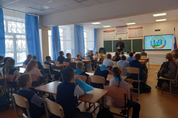 Зауральский священник побывал в школе на «Классной встрече»