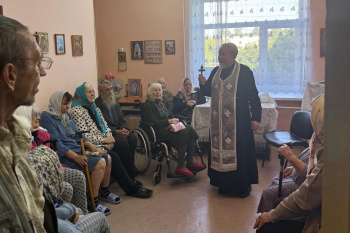 Курганский священник освятил в доме-интернате яблоки