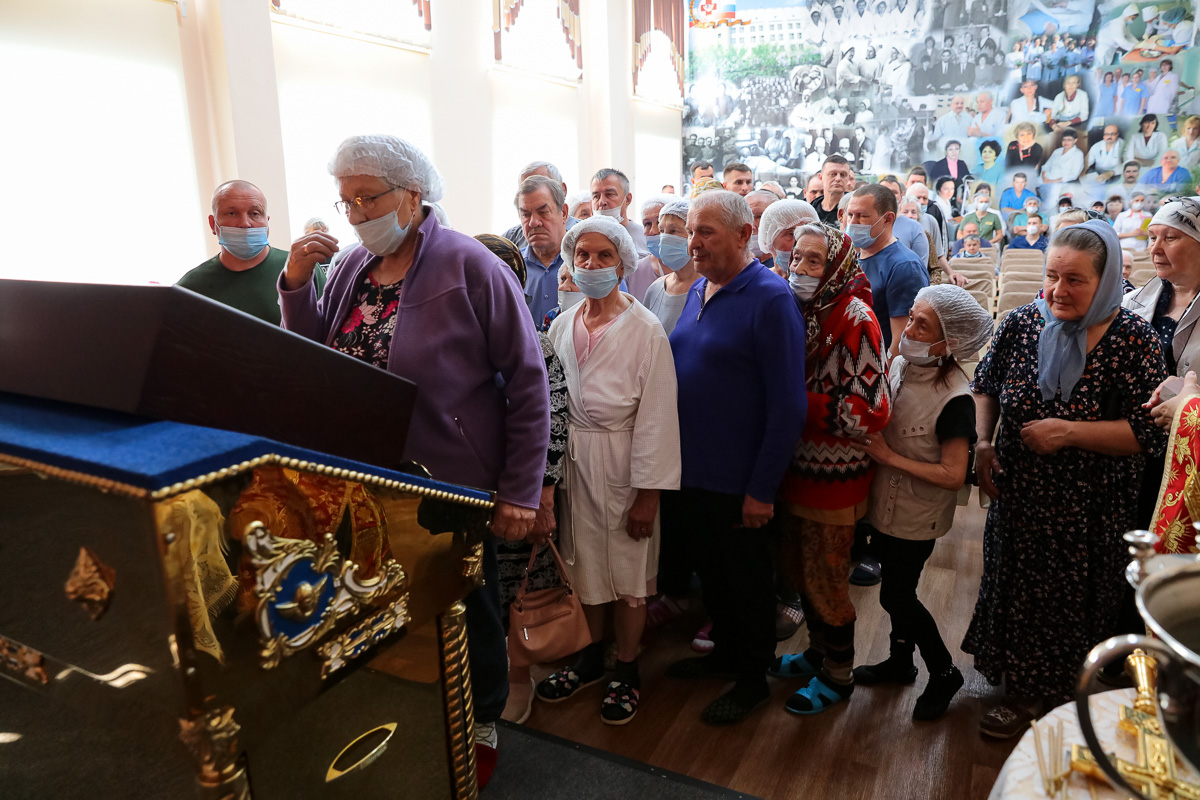 В Кургане чудотворную Казанскую икону Божией Матери провезли по лечебным учреждениям