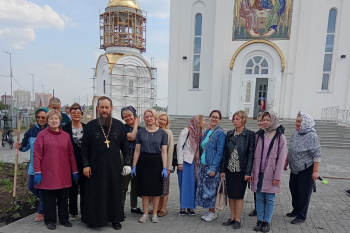 У Троицкого собора в Кургане появились клумбы с цветами