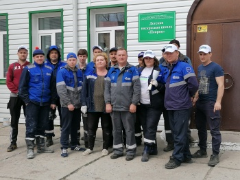 Шефы Свято-Троицкого храма в Кургане помогли привести приходскую территорию в порядок