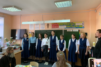 В Кургане православные гимназисты поздравили своих преподавателей с Днём учителя