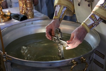 Во всех храмах Кургана будут освящать воду 18 и 19 января