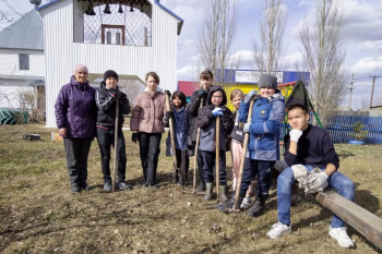 В Макушино подростки помогли очистить прихрамовую территорию