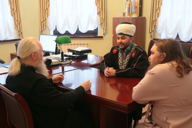 В Курганском епархиальном управлении состоялась встреча митрополита Курганского и Белозерского Иосифа с Представителем Регионального духовного управления мусульман в Курганской областей Нургазы-хазрат Какабаевым