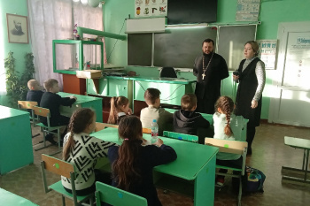 В Лебяжьевском районе священник провел в сельской школе два «Урока нравственности»