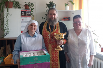 Пациенты хосписа в селе Садовое причастились Святых Таин в пасхальные дни
