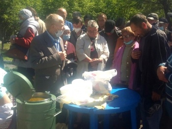 В «Сквере милосердия» нуждающихся кормят и в дождь, и в жару