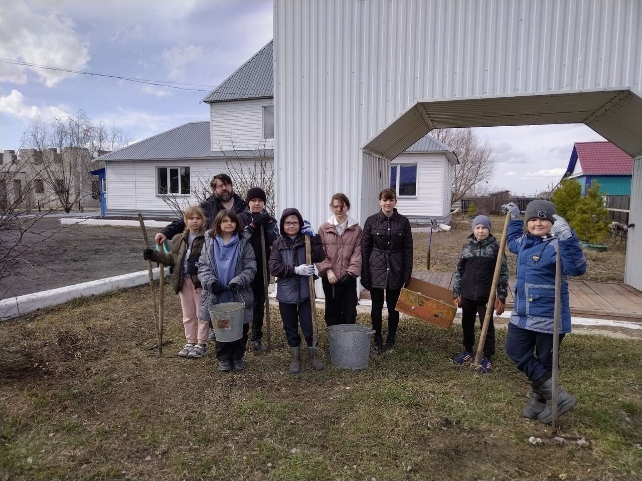 В Макушино подростки помогли очистить прихрамовую территорию | 14.04.2023 |  Курган - БезФормата