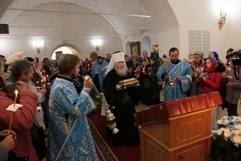 В великий праздник Покрова Пресвятой Богородицы в Богоявленском кафедральном соборе Кургана состоялись торжественные богослужения и встреча ковчега с частицами Покрова, Ризы и Пояса Пресвятой Богородицы